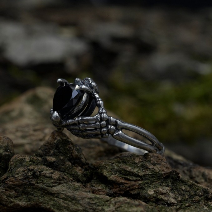 Elegant Gothic Ring with Black Onyx Gemstone