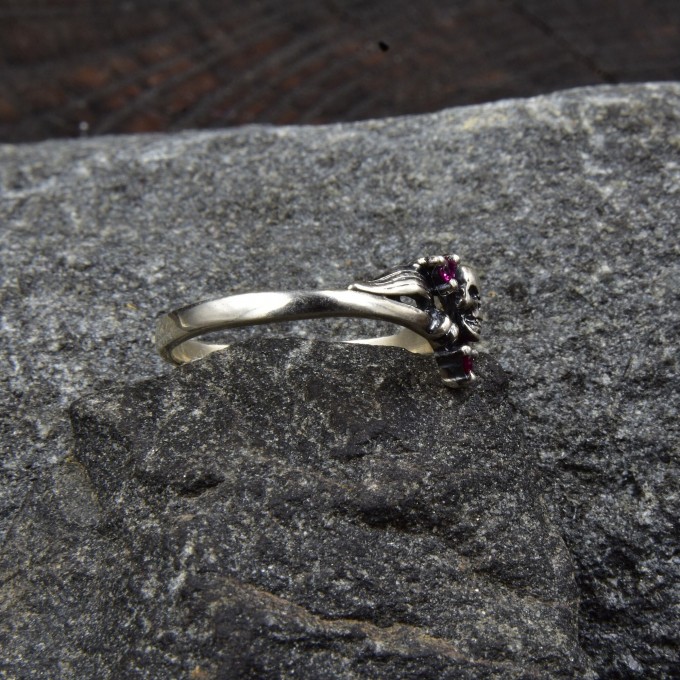 Gothic Silver Ring with Skull and Ruby Design