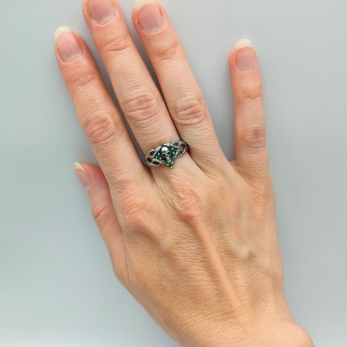Gothic Silver Skeleton Hand Ring – Embrace Dark Fantasy