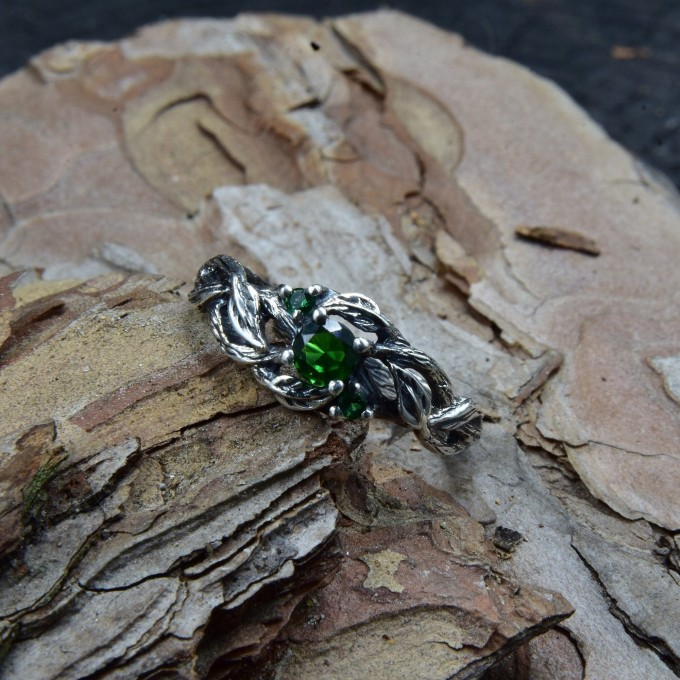 Twisted Vine Ring with Emerald – A Fantasy Masterpiece