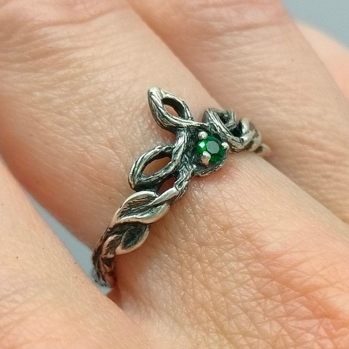Twisted Vine Ring with a Touch of Emerald Magic