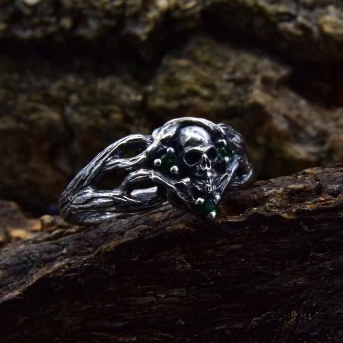 Gothic Silver Skeleton Hand Ring – Embrace Dark Fantasy