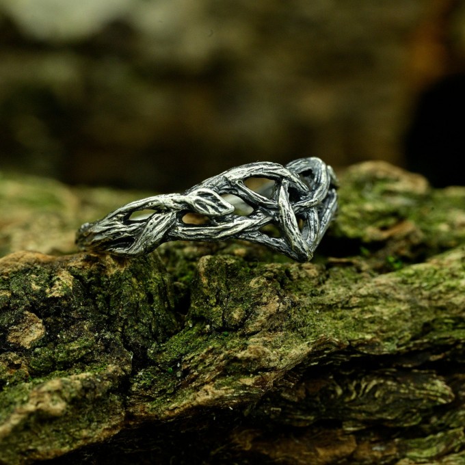 Gothic Silver Ring with Intricate Root-Inspired Design