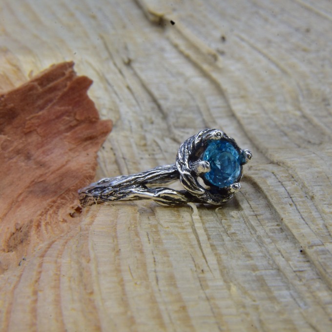 Elegant Gothic Ring with Aquamarine Gemstone