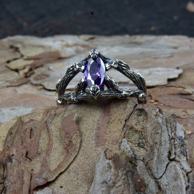Elegant Gothic Ring with Amethyst Gemstone