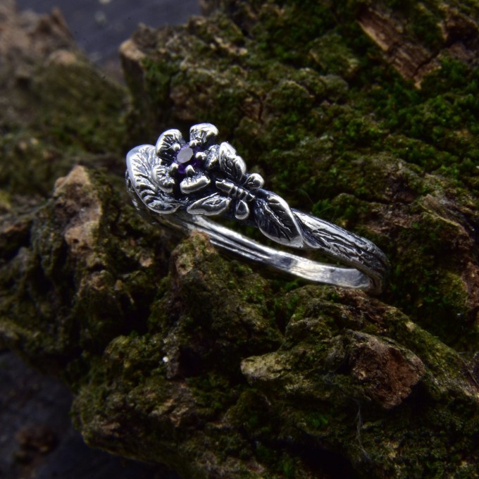 Delicate Gothic Ring with Amethyst Details