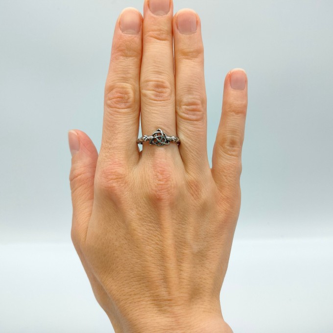Elegant Gothic Ring with Celtic Knot Motif