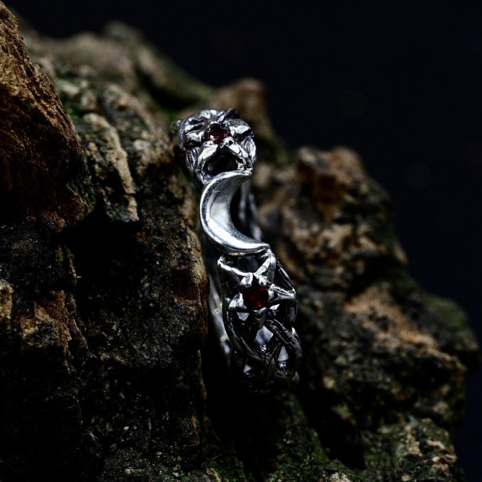 Twisting Shadows: Gothic Sterling Silver Ring with Sculpted Elegance