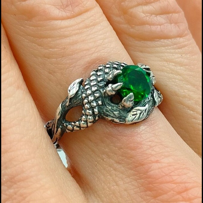 Emerald Guardian: Gothic Sterling Silver Ring with Dragon Claw Design