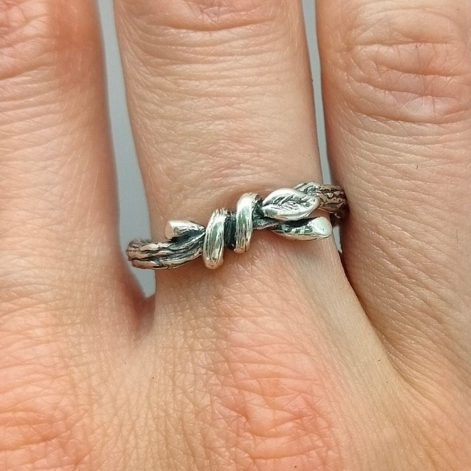 Intricate Twisted Silver Ring with Nature-Inspired Vine Design