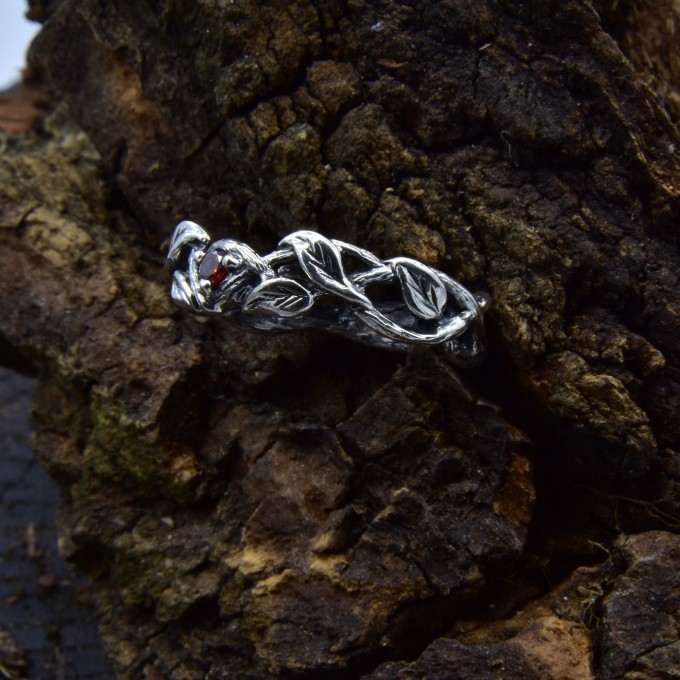 Exquisite Gothic Silver Ring with Garnet and Twisted Design