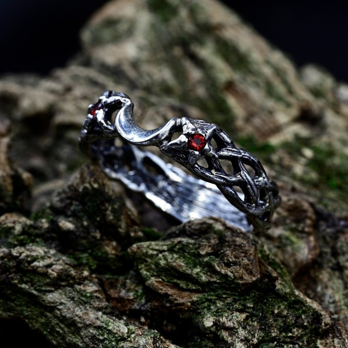 Twisting Shadows: Gothic Sterling Silver Ring with Sculpted Elegance