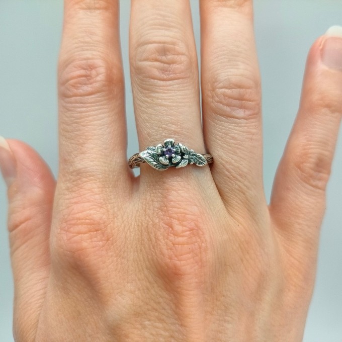 Delicate Gothic Ring with Amethyst Details