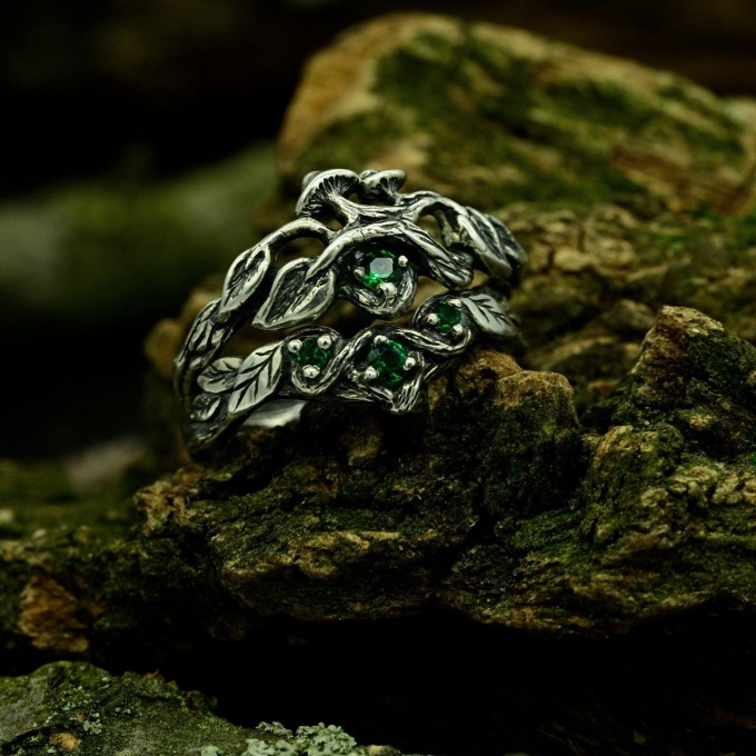Enchanted Grove: Gothic Emerald Ring of Nature's Elegance