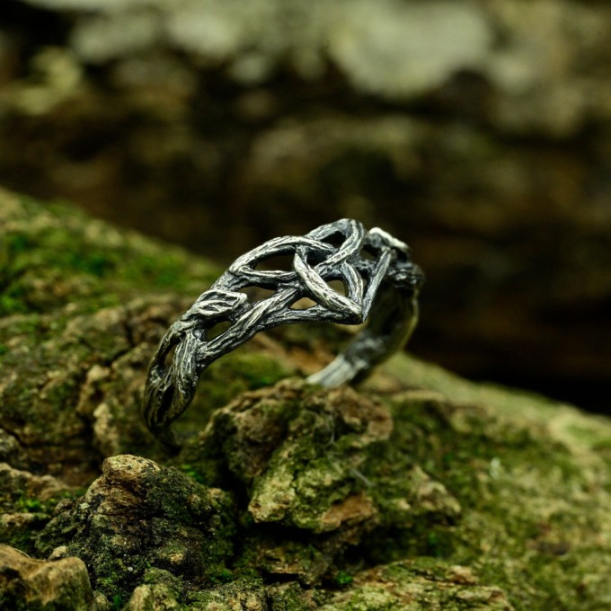 Gothic Silver Ring with Intricate Root-Inspired Design