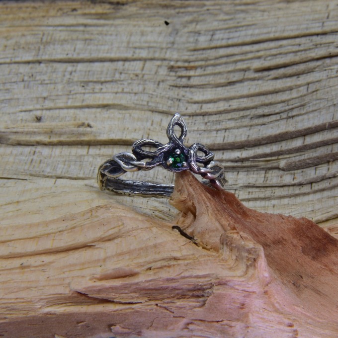 Gothic Leaf Ring with Emerald - Nature-Inspired Elegance