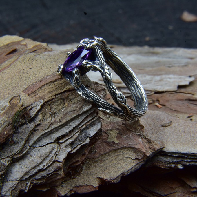 Elegant Gothic Ring with Amethyst Gemstone