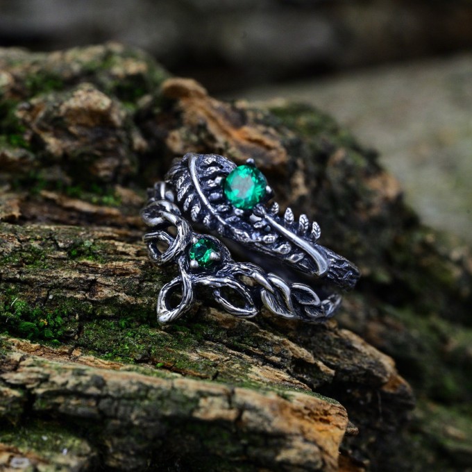 Twisted Vine Silver Ring Set with Emerald Stones