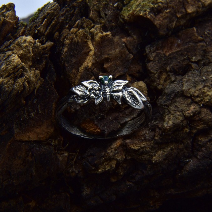 loral Gothic Ring with Dazzling Aquamarine Gemstone