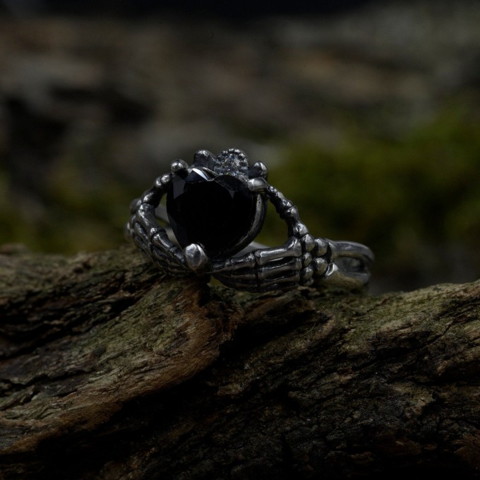 Elegant Gothic Ring with Black Onyx Gemstone