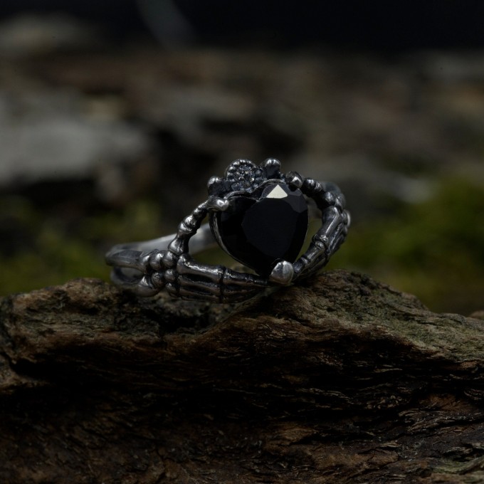 Elegant Gothic Ring with Black Onyx Gemstone