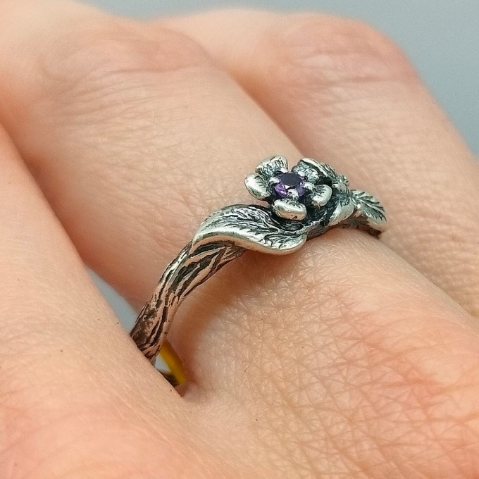 Delicate Gothic Ring with Amethyst Details