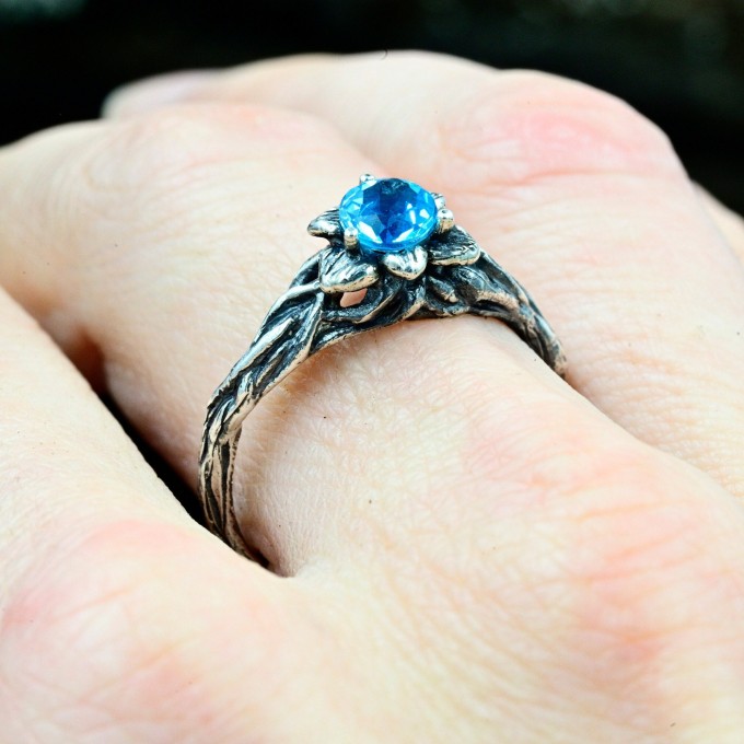 legant Gothic Ring with Aquamarine Gemstone