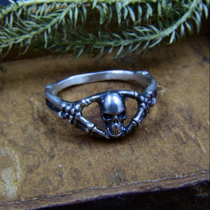 Elegant Skeleton-Inspired Gothic Ring – Symbol of Eternal Bonds