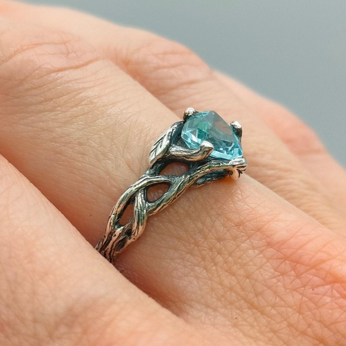 Elegant Silver Ring with Twisting Vines and Emerald Gemstone