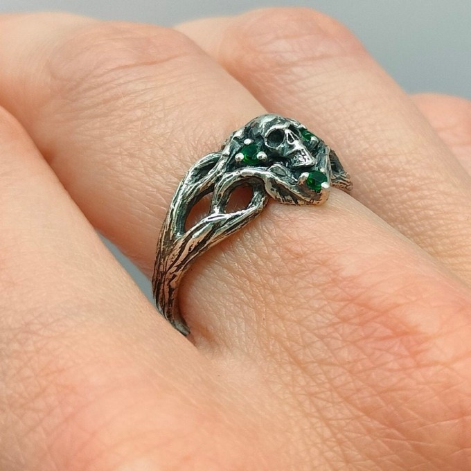 Gothic Silver Skeleton Hand Ring – Embrace Dark Fantasy
