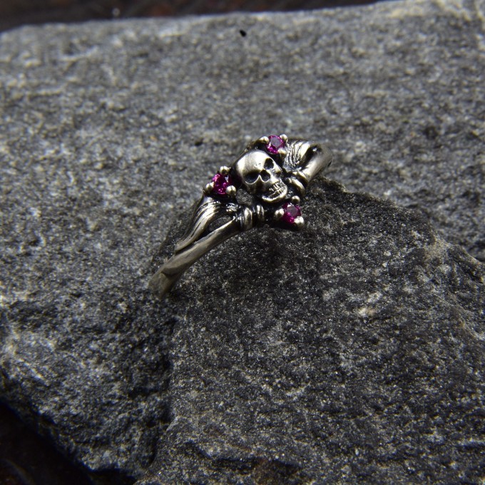 Gothic Silver Ring with Skull and Ruby Design