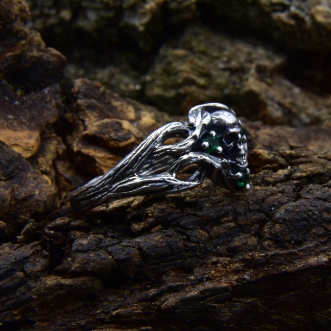 Gothic Silver Skeleton Hand Ring – Embrace Dark Fantasy