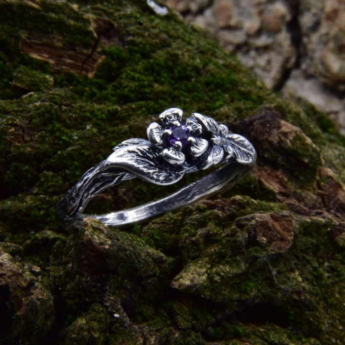 Delicate Gothic Ring with Amethyst Details