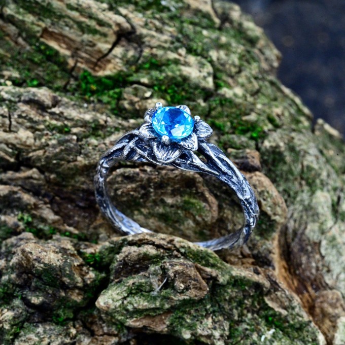 legant Gothic Ring with Aquamarine Gemstone