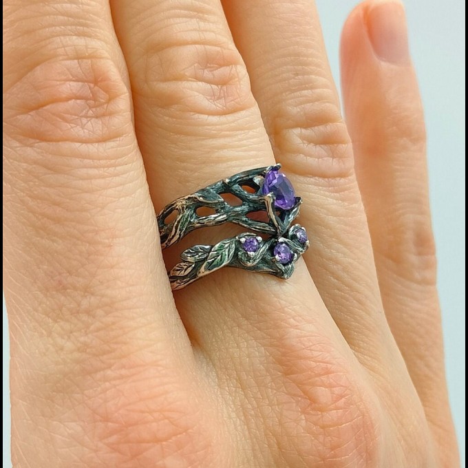 Captivating Gothic Silver Ring with Amethyst and Floral Elegance