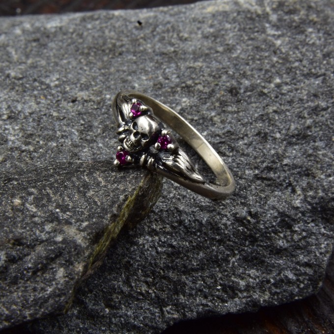 Gothic Silver Ring with Skull and Ruby Design