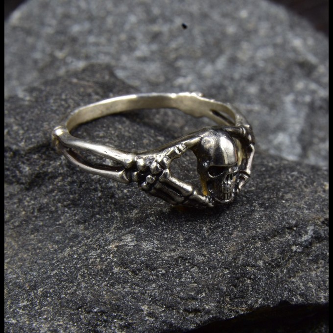 Gothic Silver Ring with Skull Motif