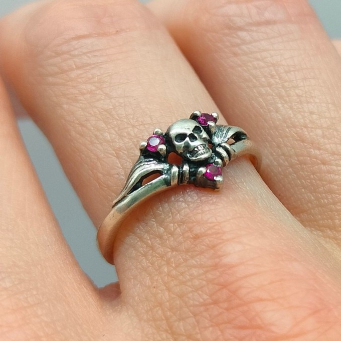 Gothic Silver Ring with Skull and Ruby Design