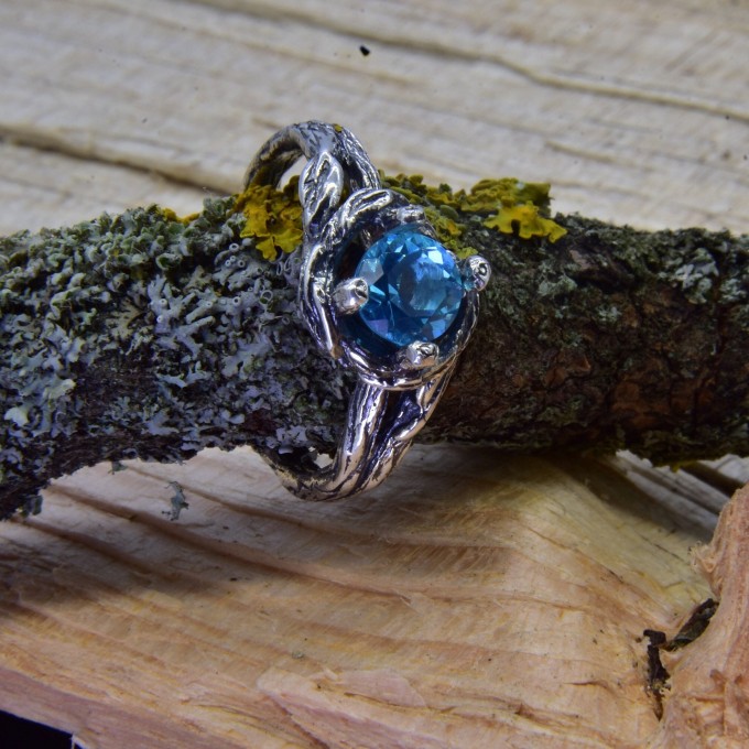 Elegant Gothic Ring with Aquamarine Gemstone