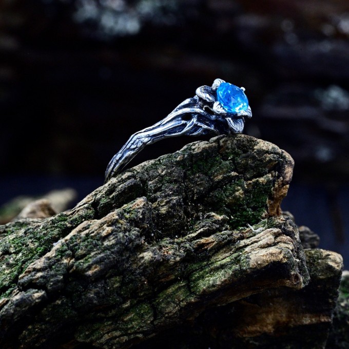 legant Gothic Ring with Aquamarine Gemstone