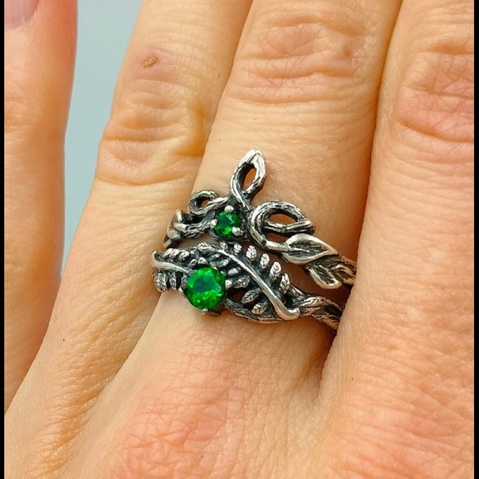 Twisted Vine Silver Ring Set with Emerald Stones