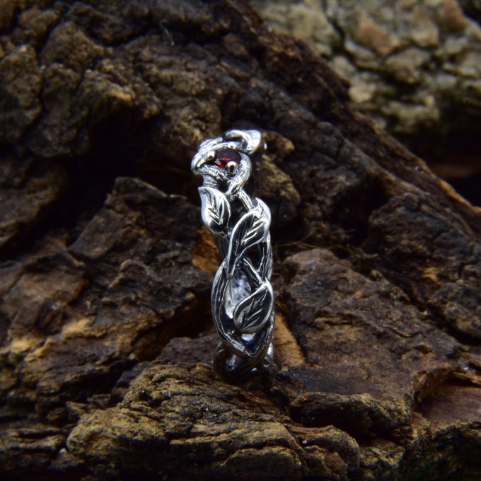 Exquisite Gothic Silver Ring with Garnet and Twisted Design