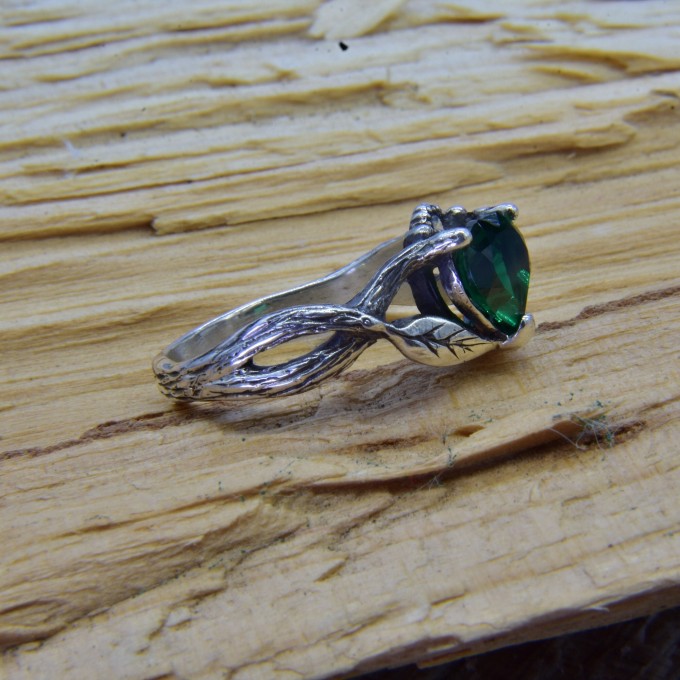 Emerald Serenity: Sterling Silver Ring with a Nature-Inspired Design|Dainty Emerald Heart for Women