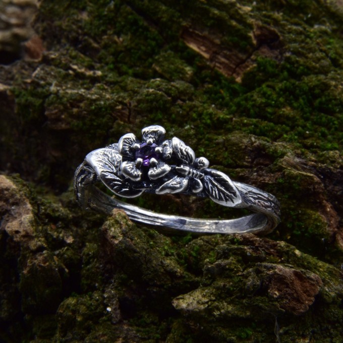 Delicate Gothic Ring with Amethyst Details