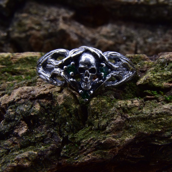 Gothic Silver Skeleton Hand Ring – Embrace Dark Fantasy