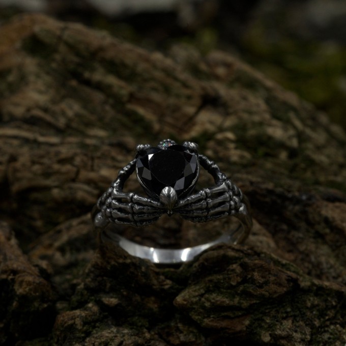 Elegant Gothic Ring with Black Onyx Gemstone