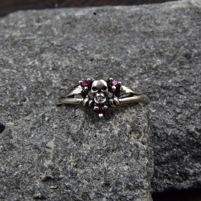 Gothic Silver Ring with Skull and Ruby Design