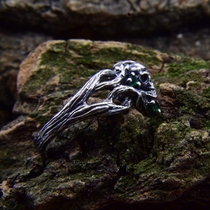 Gothic Silver Skeleton Hand Ring – Embrace Dark Fantasy