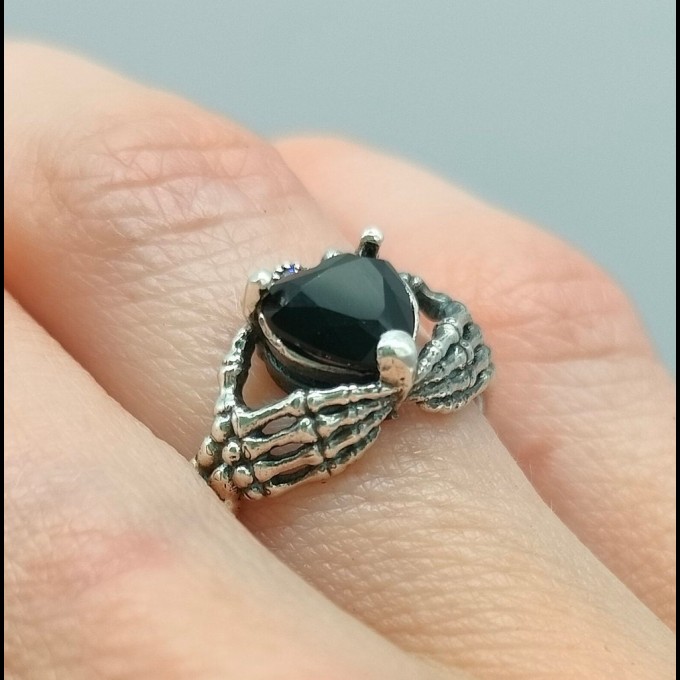 Elegant Gothic Ring with Black Onyx Gemstone