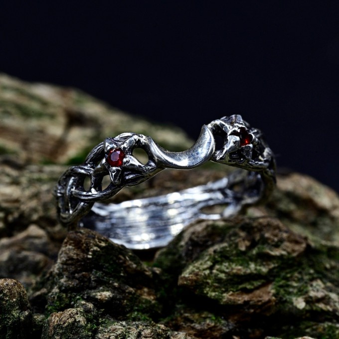 Twisting Shadows: Gothic Sterling Silver Ring with Sculpted Elegance
